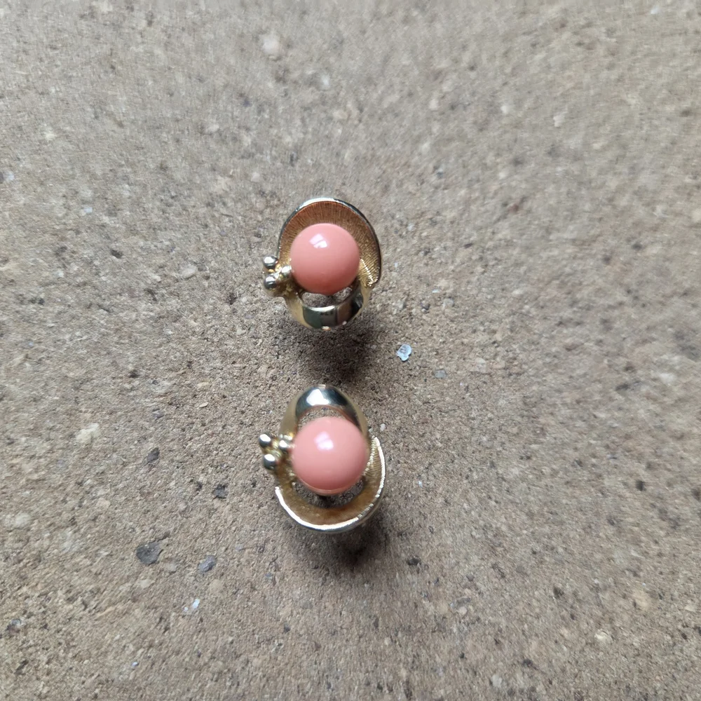 Vintage Avon Mirror Image Gold Tone and Peach Stone Stud Earrings - Picture 2 of 7